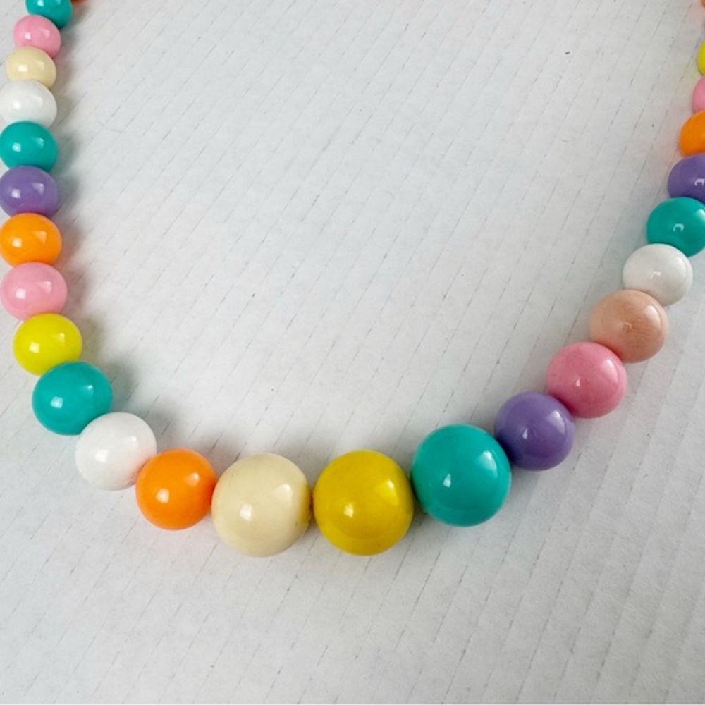 Vintage pastel plastic multicolored bead necklace - Picture 2 of 5